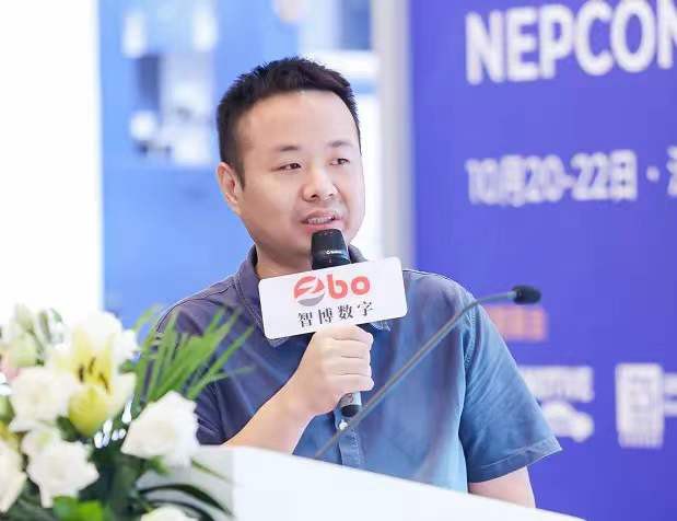 बुद्धिमान सेवा रोबोट का सबसे मजबूत मस्तिष्क होने के लिए